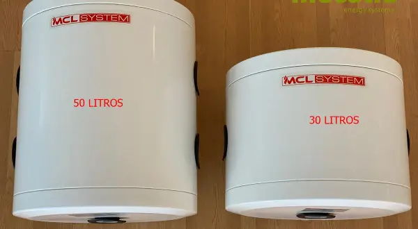 Dos depósitos de inercia aerotermia MCL SYSTEM de 50 y 30 litros, listos para optimizar tu sistema de calefacción.
