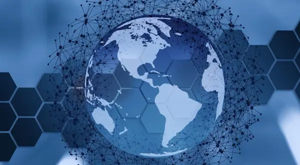 Globus z siatką połączeń, symbolizujący sieć globalną. FQDN co to? To nazwa domenowa, która jednoznacznie identyfikuje urządzenie w sieci.
