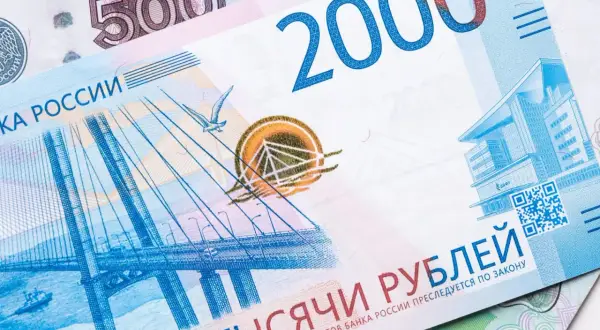 Dwa banknoty: 2000 rubli rosyjskich z mostem i budynkiem oraz 500 rubli rosyjskich.