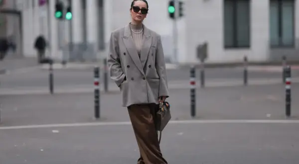 Grauer Oversize-Blazer und braune Satinhose: Perfekt, welche Jacke zu weiten Hosen passt. Modisch und bequem in der Stadt.