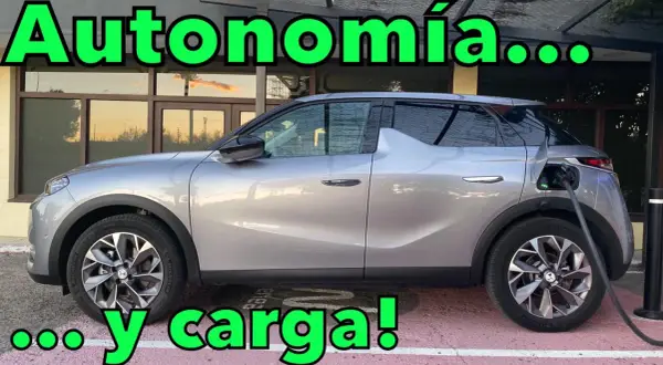 DS 3 Crossback E-Tense, un coche eléctrico plateado, cargando. Autonomía y carga, ¡listo para la aventura!