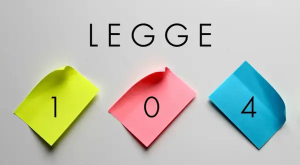 Novità Legge 104: focus sul part-time. Tre post-it colorati con numeri 1, 0, 4 compongono la cifra.