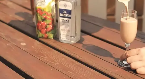 Najlepsze drinki z orzechówki, które zaskoczą Twoich gości