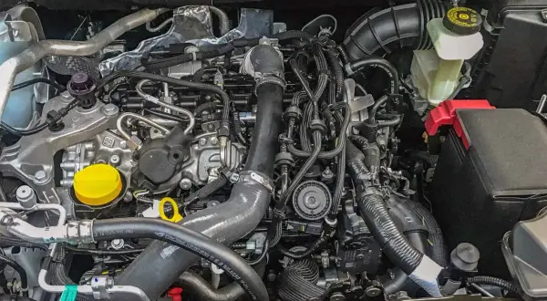 Silnik 1.3 DIG-T, z widocznymi przewodami i turbosprężarką. Czy są jakieś wady tego silnika?