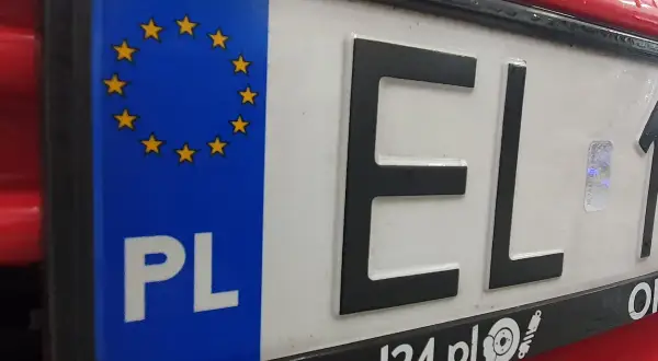 Tablica rejestracyjna EL 1 z symbolem UE i PL. Nowa ltm rejestracja gotowa do drogi.