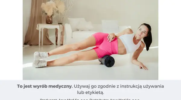 Kobieta wykonuje rolowanie po bieganiu na wałku do masażu.