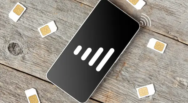Teléfono sin señal y varias tarjetas SIM esparcidas. ¡Qué fastidio porque no tengo datos móviles!