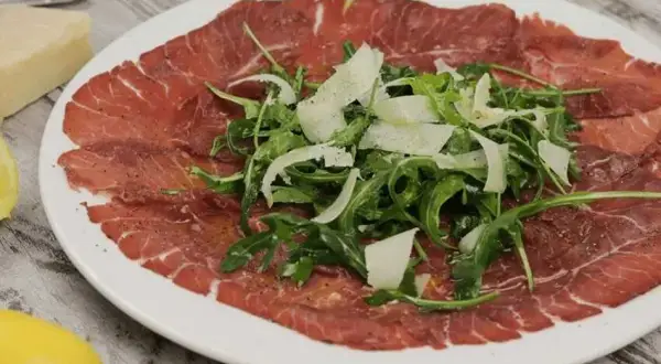 Carpaccio z wołowiny: przepis krok po kroku i sekrety mistrzów