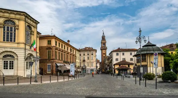 Piazza del Duomo a Casale Monferrato, con la torre dell'orologio e palazzi storici. Ideale per scoprire cose da fare a Casale Monferrato.