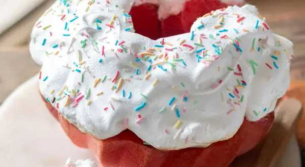 La ciaramicola, dolce tipico umbro, preparata secondo la ricetta tradizionale, è decorata con meringa soffice e zuccherini colorati.