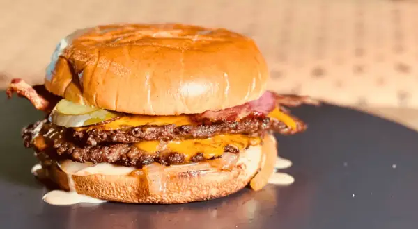 Recette Smash Burger : Le Secret d'une Croûte Parfaite et Juteuse