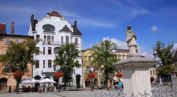Rynek w Bielsku-Białej z pomnikiem i kamienicami. Wspaniałe bielsko-biała atrakcje czekają na odkrycie!