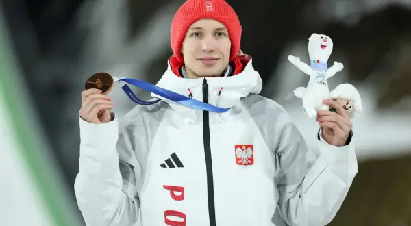 Polski sportowiec z brązowym medalem olimpijskim i maskotkami. To jego emerytura za medal olimpijski.