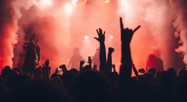 7 szalonych rzeczy, które robią rockowe legendy poza sceną – od backstage'u do nietypowych atrakcji z obsługą MuchBetter