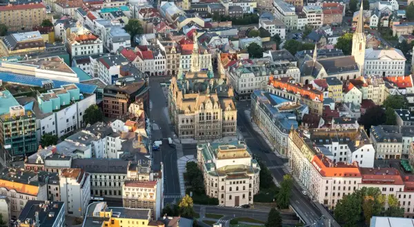 Luftaufnahme der Liberec Altstadt mit dem Rathaus im Zentrum.