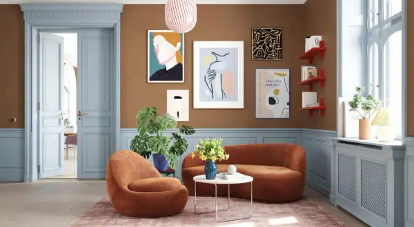 Gemütliches Wohnzimmer mit einer warmen farbpalette braun beige. Orange Sessel und Sofa laden zum Verweilen ein.