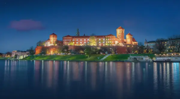 Wawel nocą, odbijający się w Wiśle. Może właśnie stąd wywodzi się legenda o smokach w Krakowie?