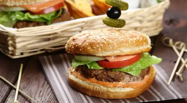 Ile piec hamburgery w piekarniku, aby były soczyste i chrupiące?