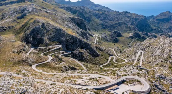 Serpenteante carretera de montaña, considerada la carretera mas peligrosa de España, con innumerables curvas cerradas y vistas espectaculares del mar.