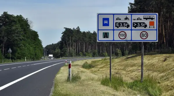 Droga ekspresowa jednojezdniowa z ograniczeniami prędkości 100 km/h dla pojazdów do 3,5t i 80 km/h dla ciężarówek.