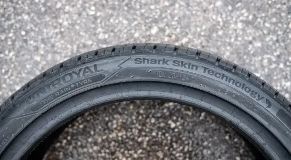Opona Uniroyal z technologią Shark Skin, idealna na deszczowe dni. To oznaczenie opon wielosezonowych gwarantuje przyczepność.