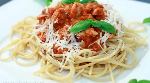 Spaghetti bolognese: ile kcal na 100g? Zaskakujący zakres i triki