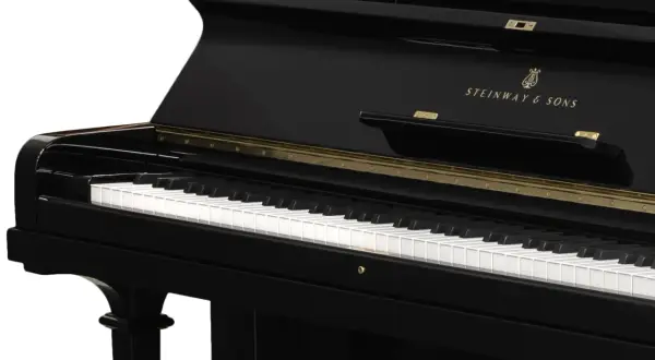 Część czarnego fortepianu z widocznymi klawiszami i złotym logo Steinway & Sons.