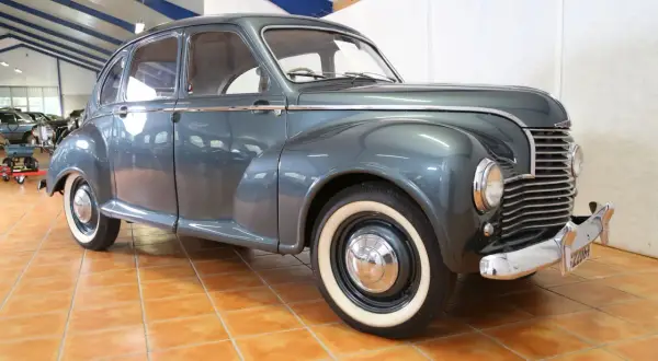 Grå Jowett Javelin från 1950-talet, en klassisk bil med kromdetaljer och vita däcksidor.