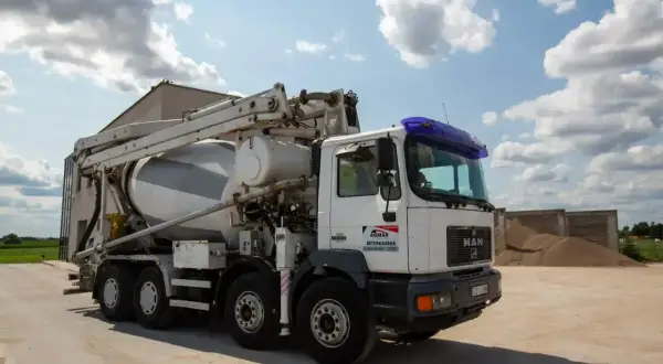 Gruszka betonu czeka na załadunek. Zastanawiasz się, ile kosztuje gruszka betonu? Ta potężna maszyna jest kluczowa na budowie.