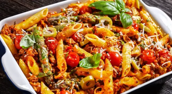 Szybka zapiekanka z makaronem penne i kurczakiem dla całej rodziny