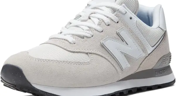 Scarpa da uomo New Balance ML574 in camoscio grigio chiaro e mesh bianco, con lacci bianchi e logo N grigio.