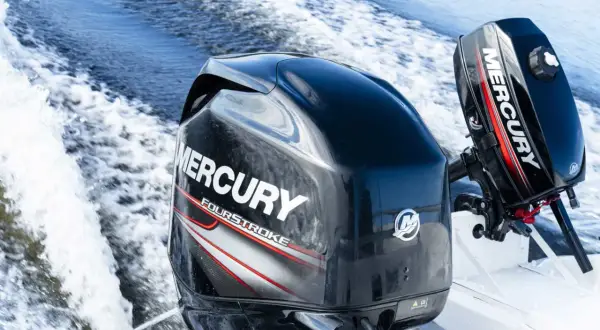 Due motori fuoribordo Mercury Fourstroke in azione, con schizzi d'acqua. Ottimi per ridurre i consumi motori marini entrobordo diesel.