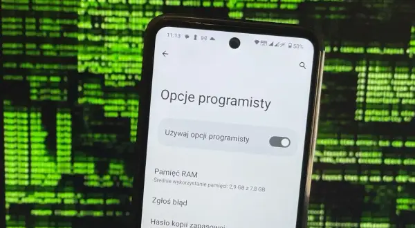 Jak włączyć opcje programisty na telefonie. Widok ekranu z menu "Opcje programisty" i włącznikiem.