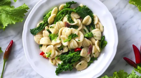 Orecchiette con sugo cime di rapa, peperoncino e acciughe. Un piatto tipico pugliese, fresco e saporito.