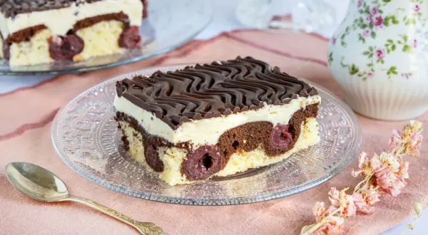 Ein Stück Donauwelle, wie es die Landfrauen lieben: Schokostreusel, Sahne, Kirschen und ein Hauch von Nostalgie.