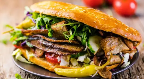 Kebab: zdrowy fast food czy pułapka? Sprawdź, jak go jeść.