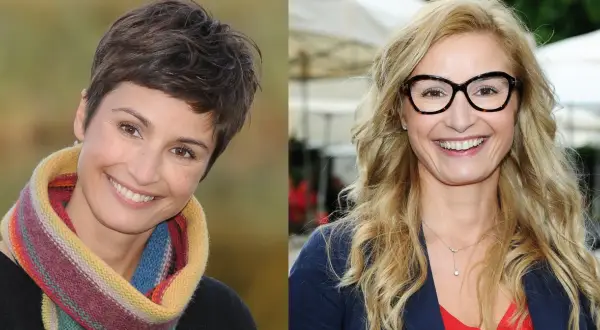 Dwie kobiety z uśmiechem. Jedna z krótkimi, ciemnymi włosami i kolorowym szalikiem, druga z długimi, blond włosami i okularami. Obie prezentują odmładzające fryzury.