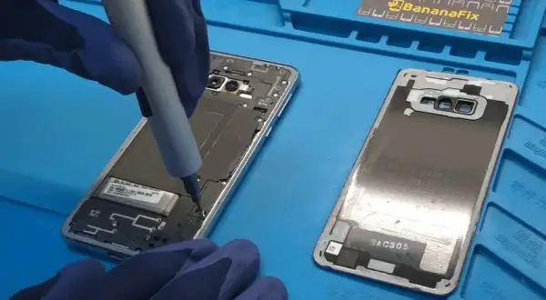 Wymiana baterii Samsung S10: Ile kosztuje i czy się opłaca?