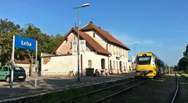 Dojazd do Łeby bez stresu: Samochód, pociąg, autobus co wybrać?