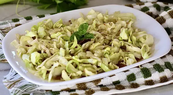 Salade de chou émincé, garnie de menthe fraîche. Une option salade peu calorique, légère et savoureuse.