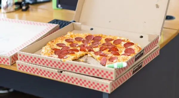 Ile kalorii ma pizza? Przewodnik po składnikach i wyborach