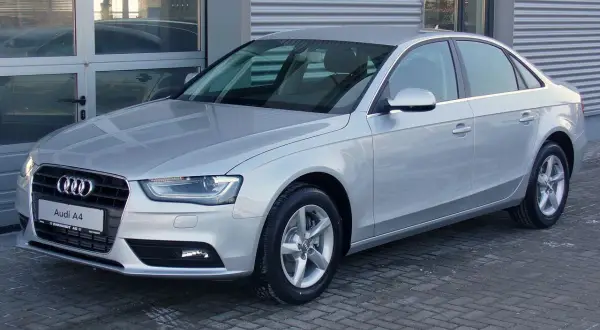 Srebrny sedan Audi A4 B8, często chwalony w opiniach za styl i komfort.