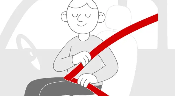 Uśmiechnięty kierowca zapina pasy, unikając mandatu za brak pasów. Bezpieczeństwo przede wszystkim!