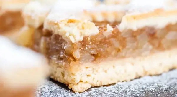 Jak zagęścić jabłka do szarlotki galaretką? Prosty trik!