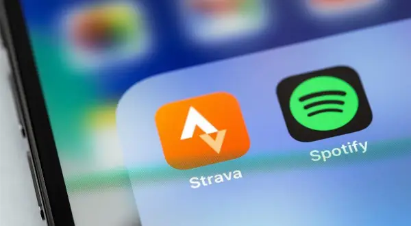 Dłoń w rękawiczce trzyma smartfon z mapą turystyczną aplikacji Locus Map Pro.