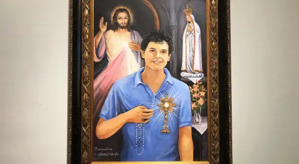 Obraz przedstawia błogosławionego Carlo Acutisa z monstrancją, w tle Jezus Miłosierny i Matka Boża.