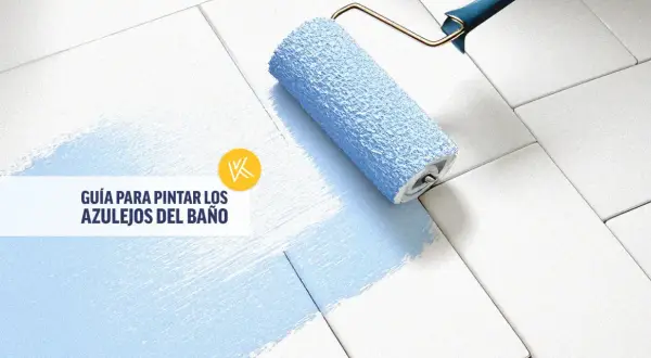 Rodillo azul pintando azulejos blancos, transformando un baño antiguo. Guía para pintar azulejos.