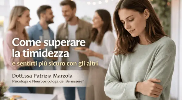Una donna timida si sente esclusa da un gruppo di amici sorridenti. Impara come superare la timidezza e sentirti più sicuro con gli altri.