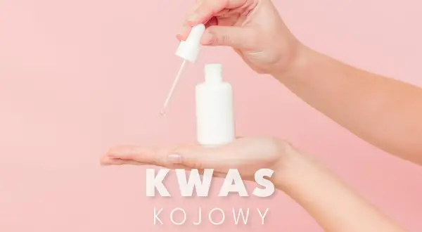Dwie dłonie trzymają białą buteleczkę z pipetką, z której kapie płyn. Napis "KWAS KOJOWY" sugeruje jego działanie rozjaśniające.