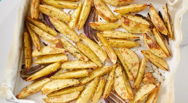 Patate al forno dorate e croccanti, condite con erbe aromatiche. Perfette per 10 ricette con le patate veloci e gustose.